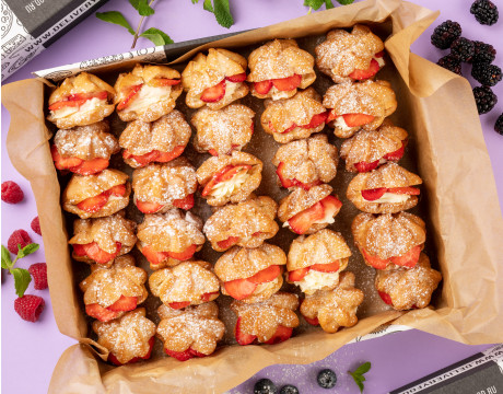 Profiterole with Mascarpone cream cheese and strawberries Food Box №23