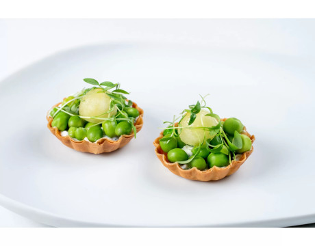 Tartlet with green peas and pickled apple