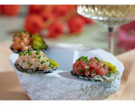 Trio of tartares on seaweed chips (salmon, tuna, scallop) (3 pcs.)