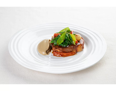 Lamb shoulder with vegetables and mushroom mousse