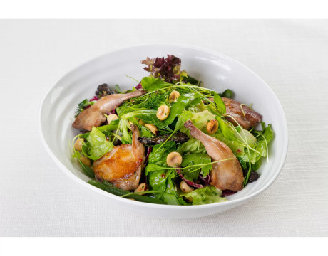 Salad with quail and prunes