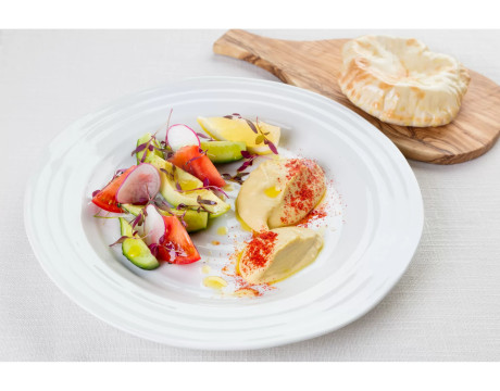 Hummus with vegetables and pita