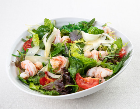 Salad with shrimp, asparagus and wasabi sauce