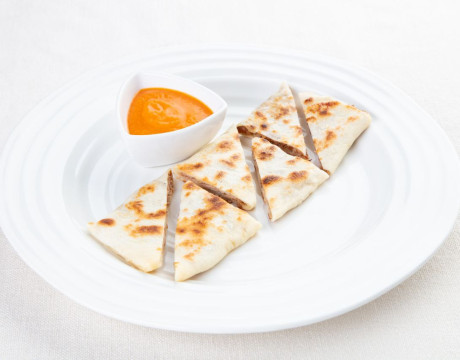 Flatbread with stewed lamb and roasted pepper sauce