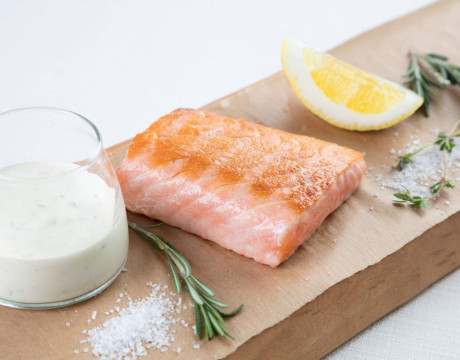 Salmon fillet with lemon sauce and capers