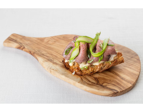 Mini bruschetta with roast beef