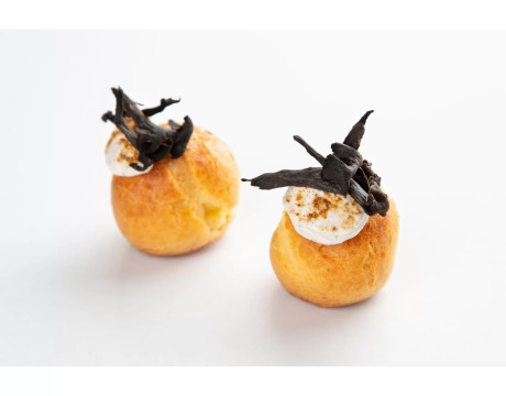 Profiteroles with cheese cream and black chanterelles