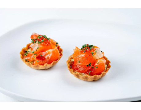 Tartlet with salmon carpaccio, guacamole and red caviar