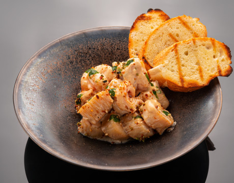 Shrimp and Scallops in Creamy Garlic Sauce