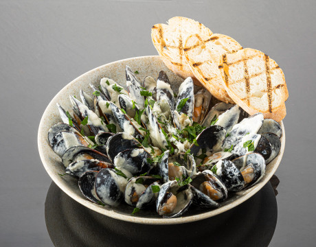 Mussels in Dor Blue Sauce