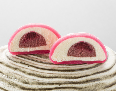 Tonka Bean & Cherry mochi